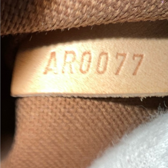 VINTAGE LOUIS VUITTON Limited Edition Riveting Signature Monogram Tote 2007 - Picture 13 of 15